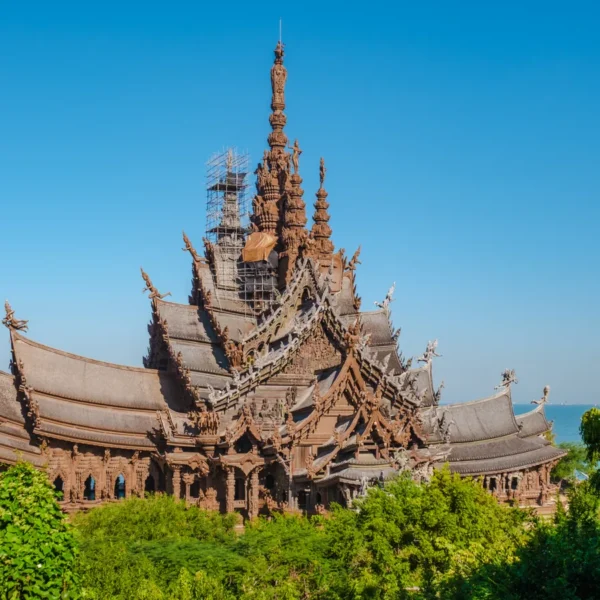 מקדש האמת (Sanctuary of Truth), ארמון העץ על חוף נאקלואה בפטאיה