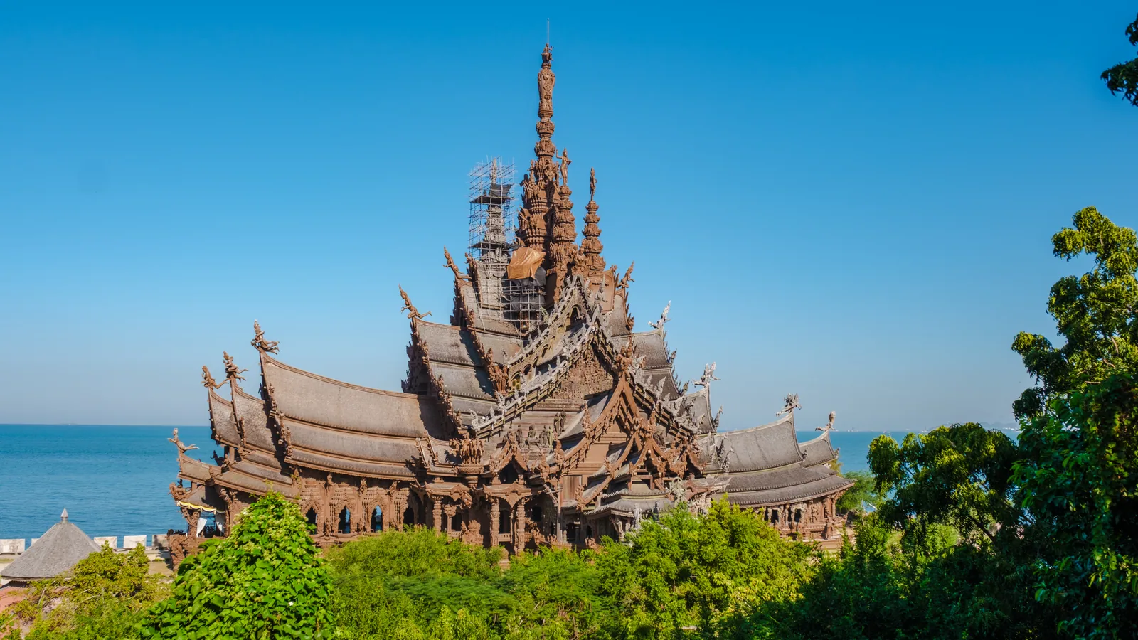 מקדש האמת (Sanctuary of Truth), ארמון העץ על חוף נאקלואה בפטאיה